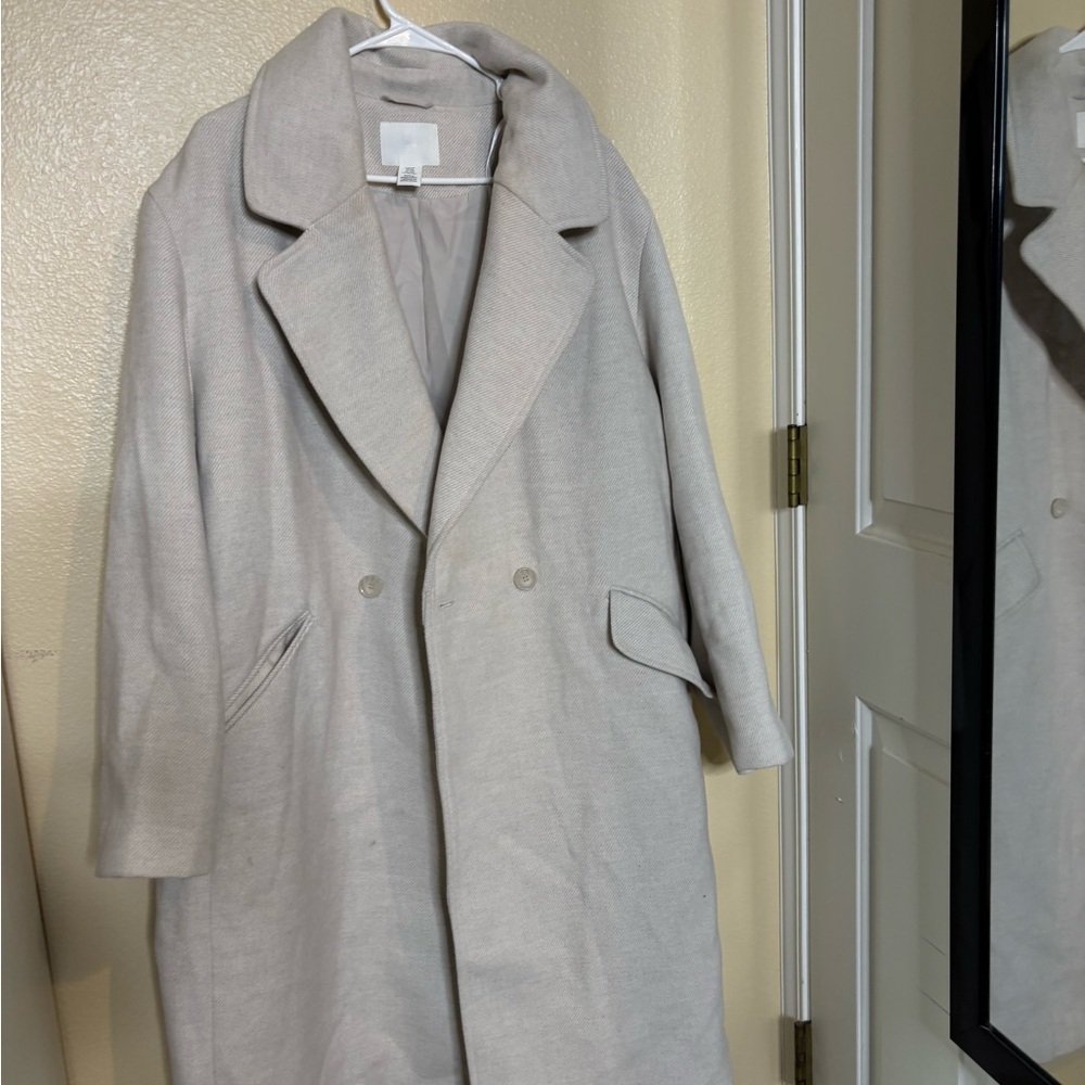 Elegant Women's Off White Coat from H&M